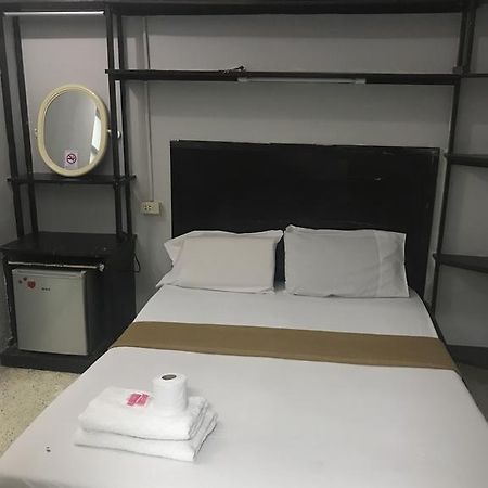 Scandalic Bar And Guest House Pattaya ภายนอก รูปภาพ